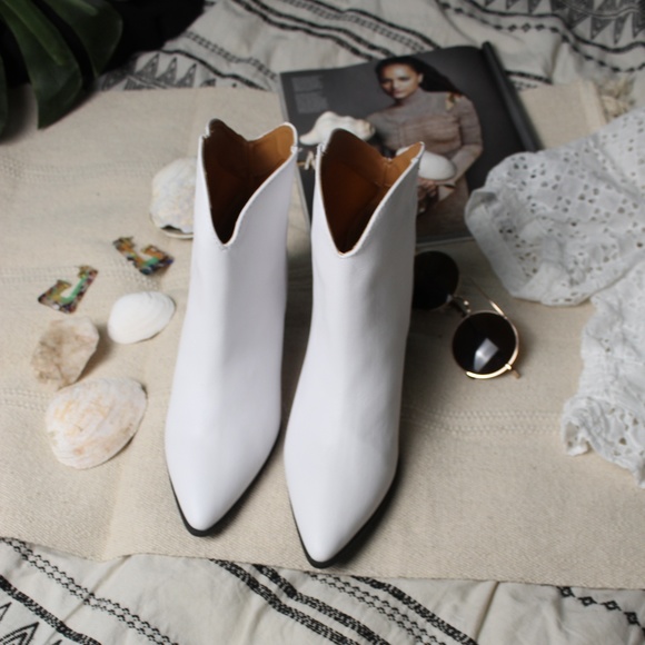 🆕️//The Gia// White western style bootie - Picture 6 of 8